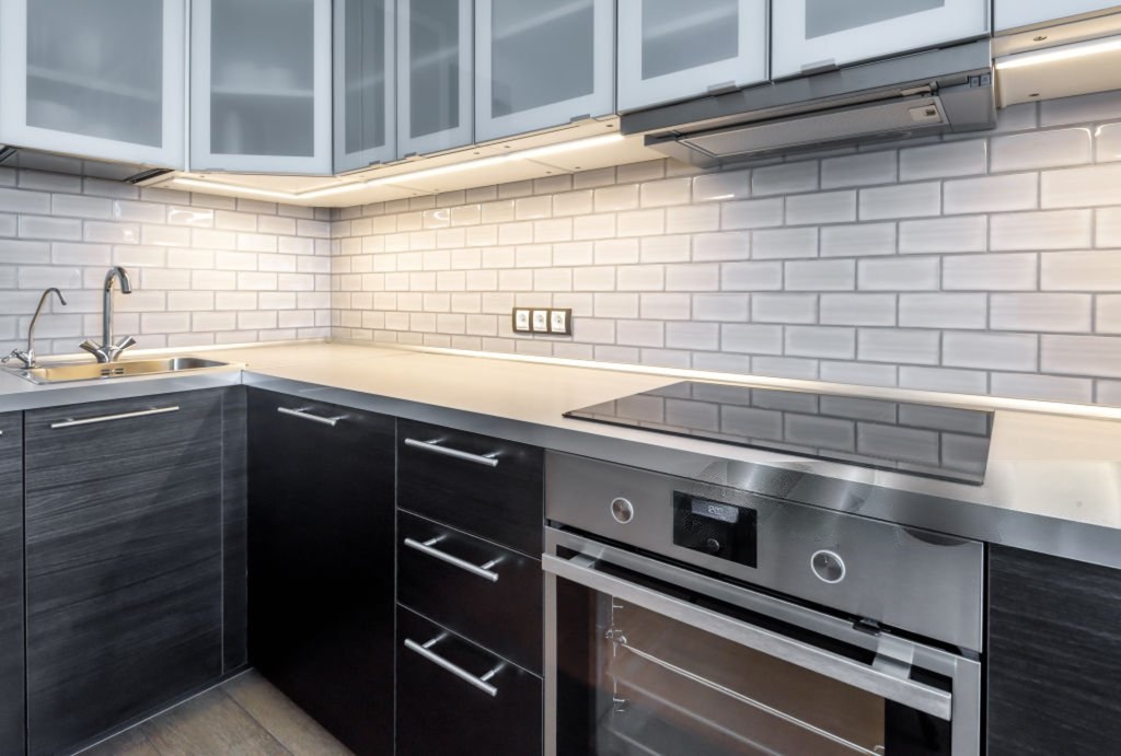 How to Choose Modern Kitchen Backsplash in Toronto (Complete Homeowner’s Guide)